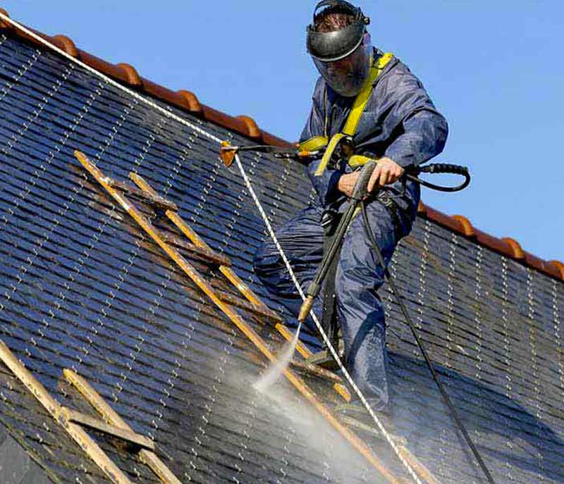 Nettoyage démoussage toiture -  EXPERPRORENOV 72  : nettoyage, protection anti-mousse toiture. Démoussage. Application d’un revêtement peinture hydrofuge coloré de toit. Artisan couvreur. Intervention sur LE MANS, et dans toute LA SARTHE (72)